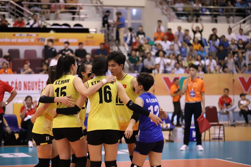 In the end, Vietnam won with a score of 3-2 (18-25, 25-22, 16-25, 25-23, 15-8). This is also the home team's first win in this year's tournament.