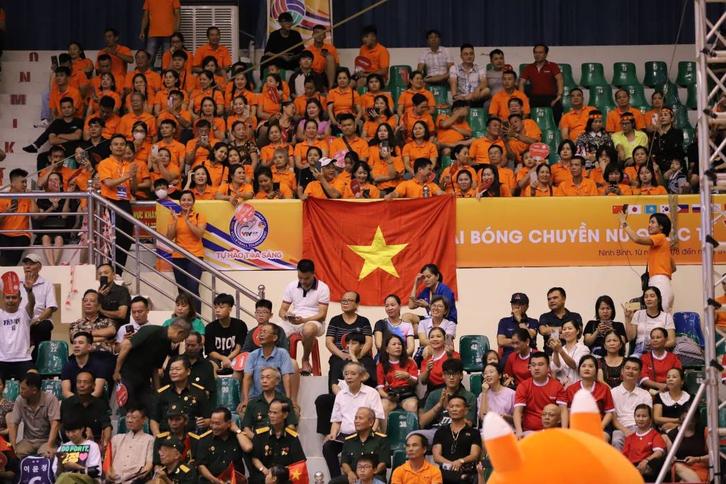 Thousands of fans came to the Ninh Binh province gymnasium to cheer for teacher and student Nguyen Tuan Kiet.