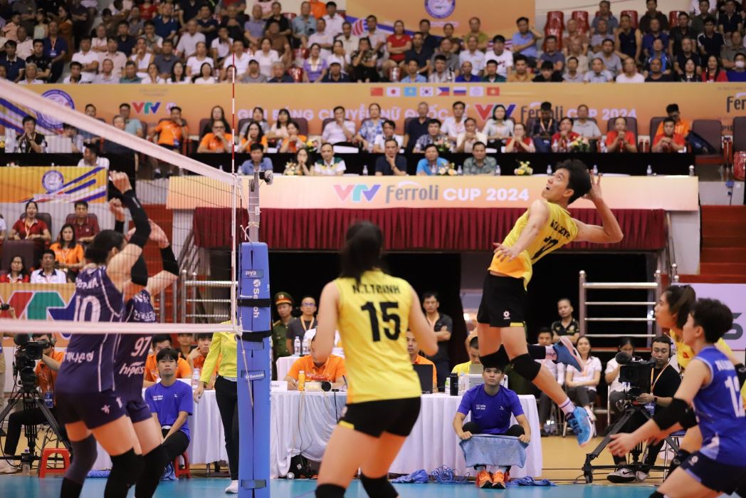 At VTV Cup 2024, Bich Tuyen wears the captain's armband of the Vietnamese team. She is the team's scorer and the biggest hope when Tran Thi Thanh Thuy is absent.