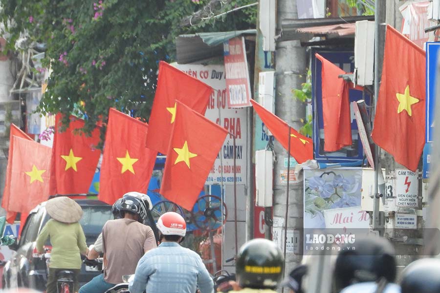 As noted by the reporter of Lao Dong Newspaper, throughout the streets and alleys, red flags with yellow stars fluttered, creating a truly bustling and exciting atmosphere.