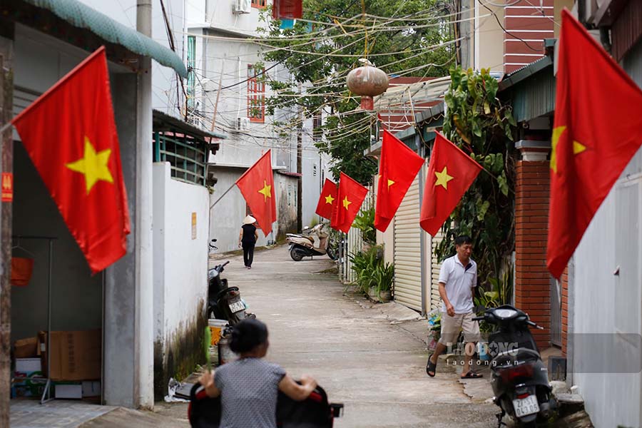 The national flag flies in residential group 10, Muong Thanh ward, Dien Bien Phu city.