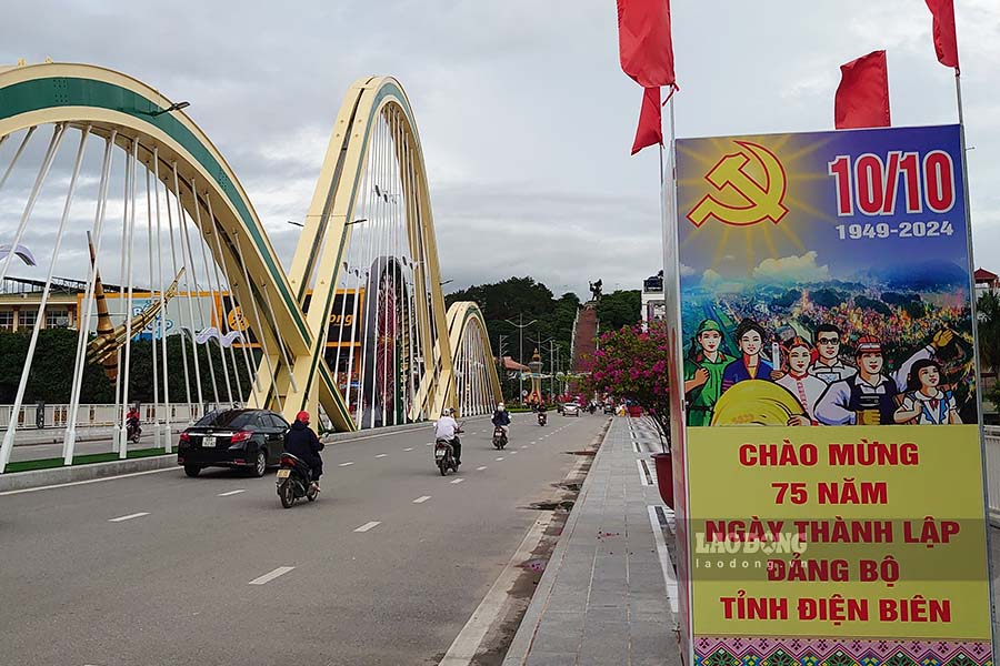 Pano, áp phích tuyên truyền về 75 năm thành lập Đảng bộ tỉnh Điện Biên (10.10.1949-10.10.2024) tại cầu Thanh Bình, một trong những công trình chào mừng kỷ niệm 70 năm Chiến thắng Điện Biên Phủ.