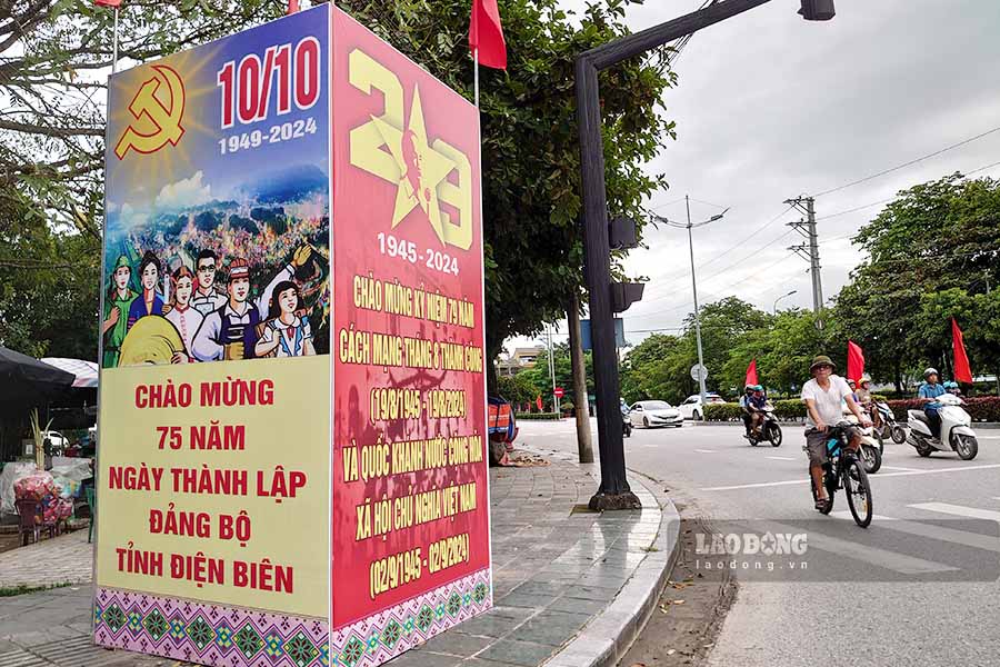 Welcome panels to celebrate the 79th anniversary of the August Revolution and National Day September 2 at the A1 hill intersection area, Dien Bien Phu Historical Victory Museum and A1 National Martyrs Cemetery.