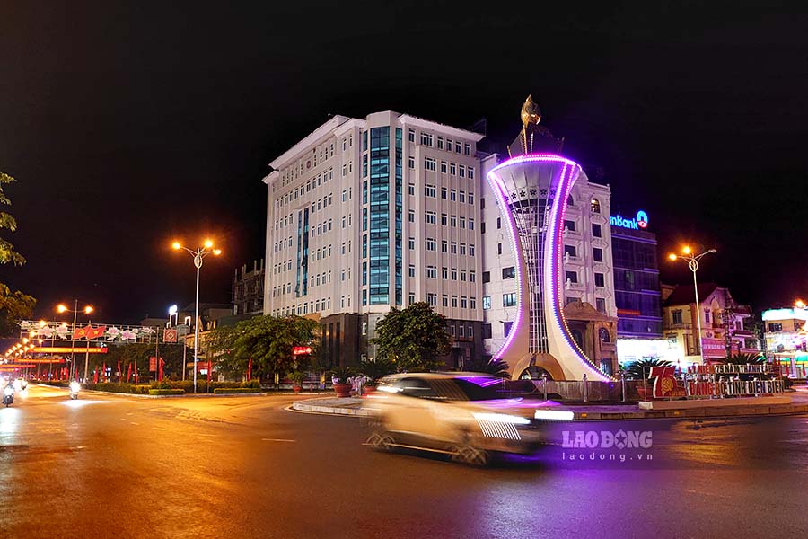 In the evening, the central intersection area of ​​Dien Bien Phu City also becomes sparkling with a system of colorful decorative lights.