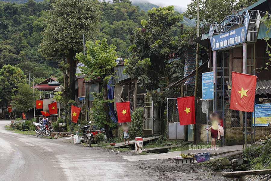 During these days, not only Dien Bien Phu City but also all remote highland villages in Dien Bien are also filled with the national flag. In the photo is Muong Pon border commune, Dien Bien district - where a historic flash flood occurred 1 month ago.