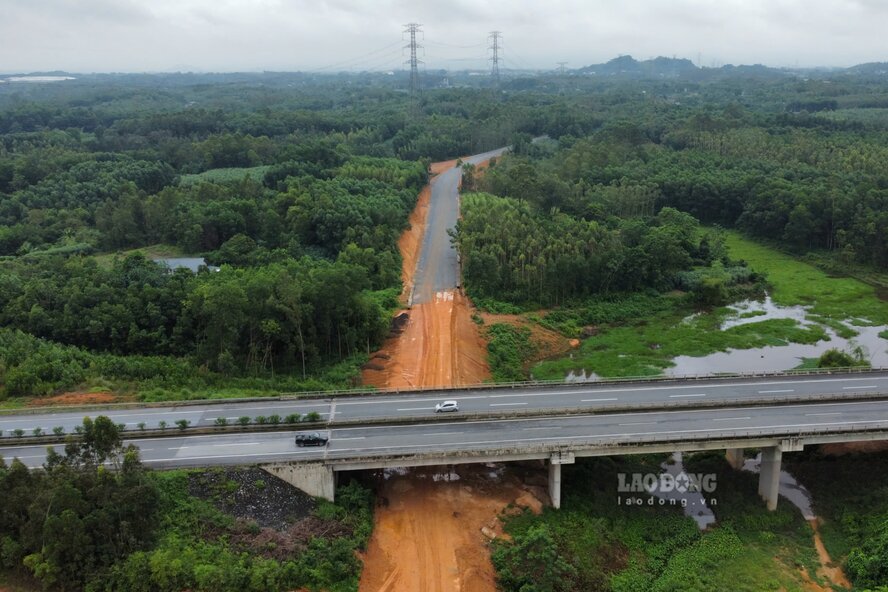 The route passes under Noi Bai - Lao Cai highway toward Phu Ninh district. Photo: To Cong.