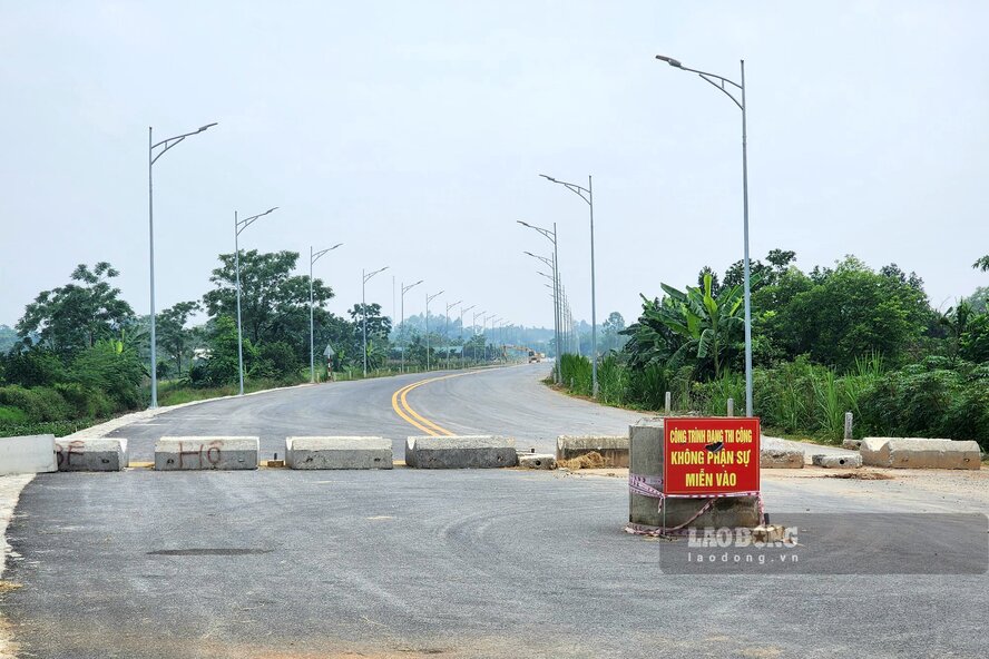 The 300 billion VND road section in Phu Tho town is about to be fenced off, accepted, and handed over for use. Photo: To Cong.