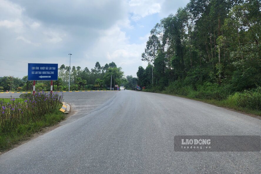 The road in front of the Bac Lam Thao Industrial Cluster has been expanded to double. Photo: To Cong.