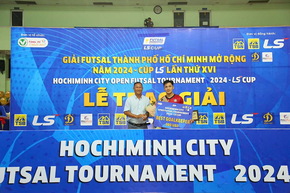 Ho Van Y received the best goalkeeper award. Photo: An Khanh