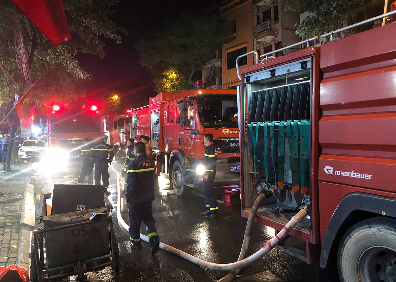 6 specialized fire engines and the Fire Police force were dispatched to the scene. Photo: Thanh Ngoc