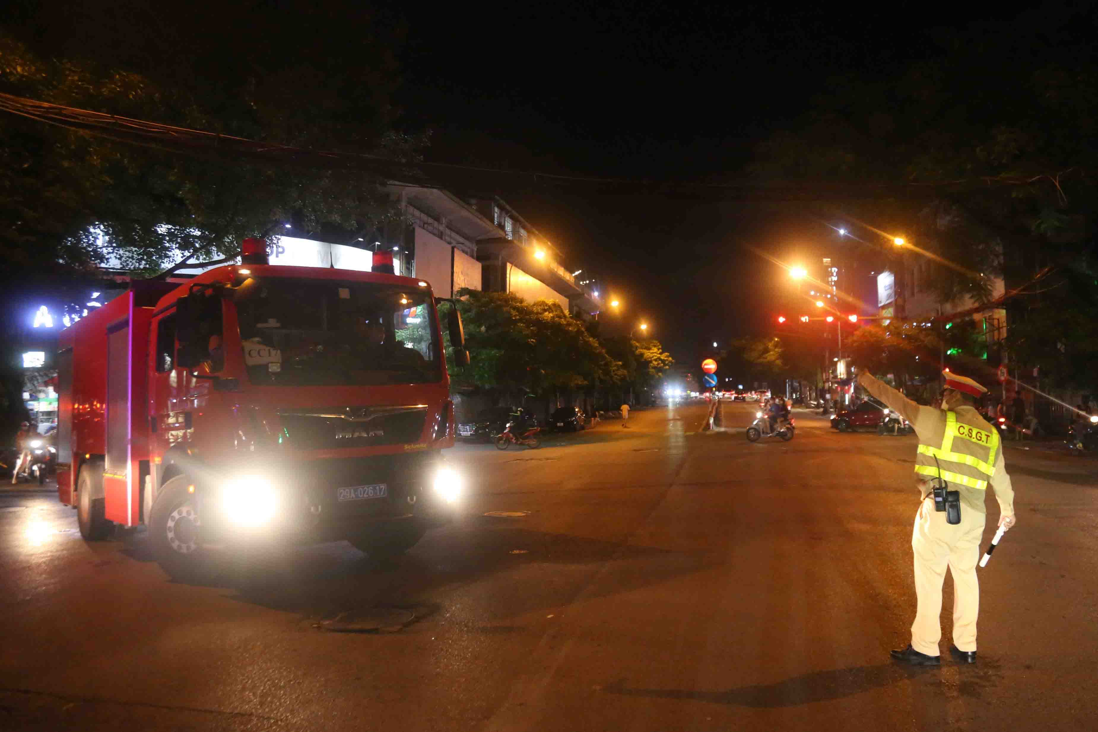 Traffic police were on hand to direct fire trucks to quickly reach the scene. Photo: Thanh Ngoc