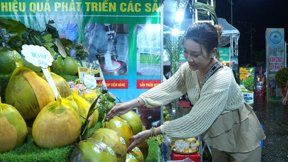 Chủ tịch UBND tỉnh cũng thông tin, với những giá trị mà dừa sáp mang lại, vào tháng 8.2012, dừa sáp Cầu Kè, tỉnh Trà Vinh chính thức được đưa vào danh sách là 1 trong 50 đặc sản trái cây nổi tiếng Việt Nam (theo Trung tâm sách Kỷ lục Việt Nam).