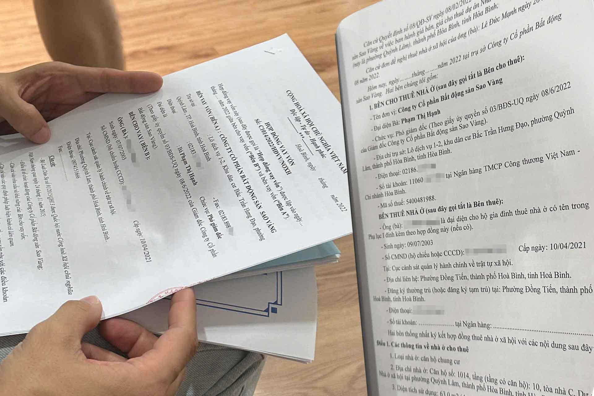 Mr. Thanh Tuan's rental apartment file includes a "social housing rental contract" and a "loan contract" under the name of the previous owner. Photo: Reporter Group.