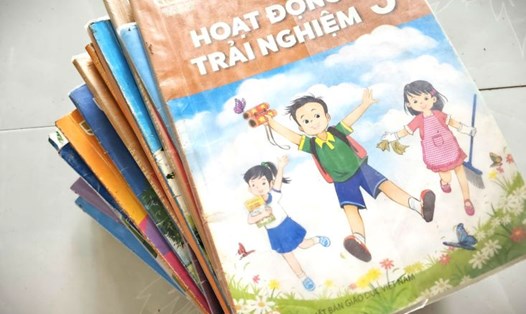 Một bộ sách giáo khoa không được tái sử dụng. Ảnh: Thanh Quỳnh