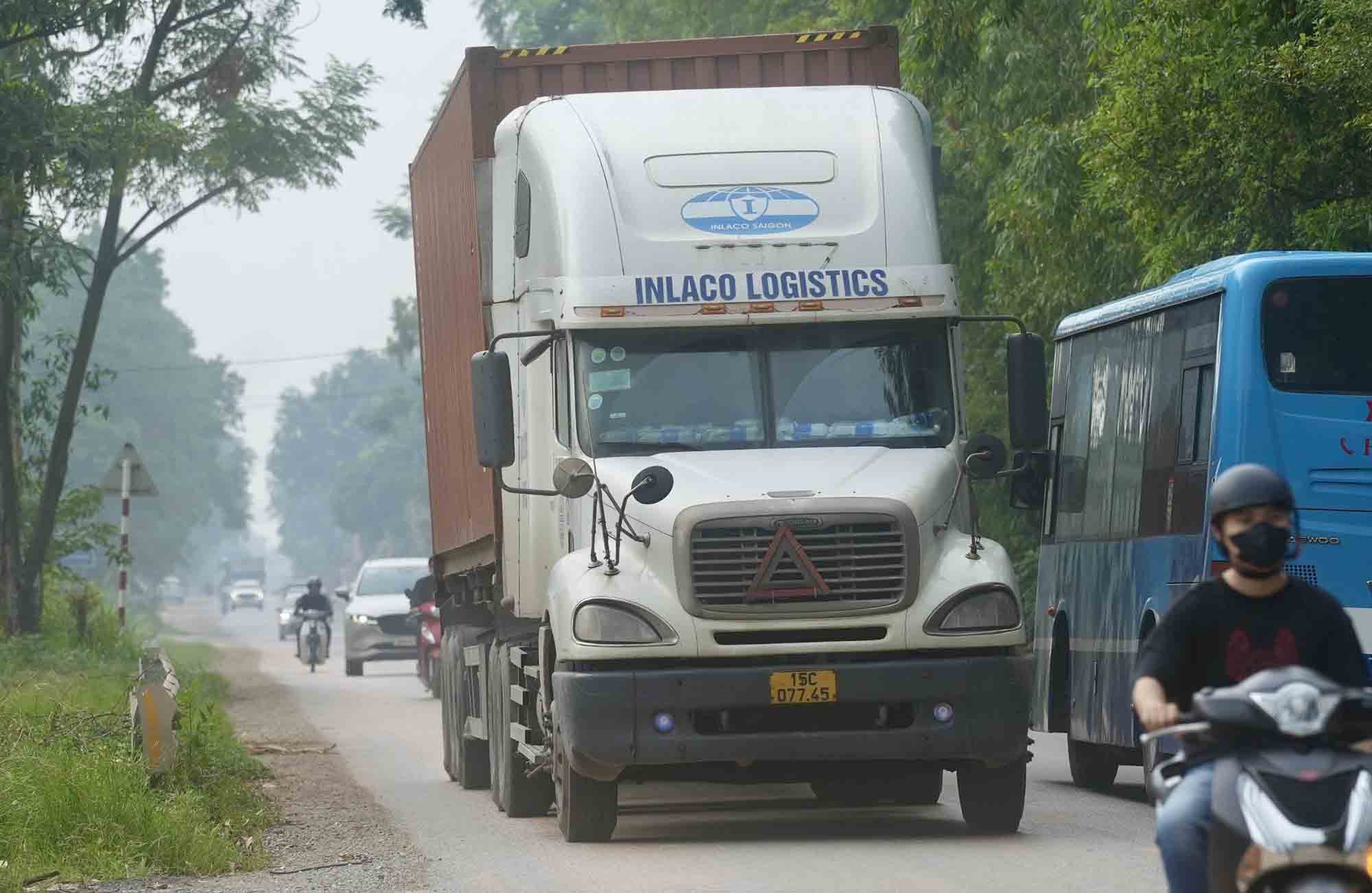 The road is narrow but receives a large number of vehicles every day, so there are often congestion and accidents. Photo: Huu Chanh