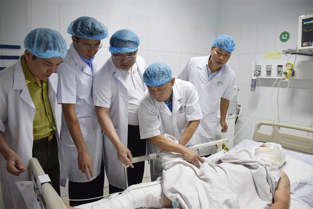 Lãnh đạo tỉnh Nghệ An đến thăm hỏi, động viên 2 cán bộ bị bỏng trong khi chữa cháy rừng. Ảnh: Phan Quỳnh