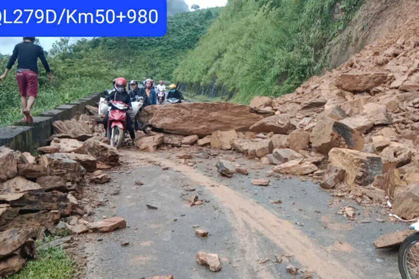 Tảng đá sạt lở ngang đường trên Quốc lộ 279D tại địa phận bản Phiêng Lời, xã Hua Trai, huyện Mường La gây ách tắc giao thông. Ảnh: Sở GTVT Sơn La