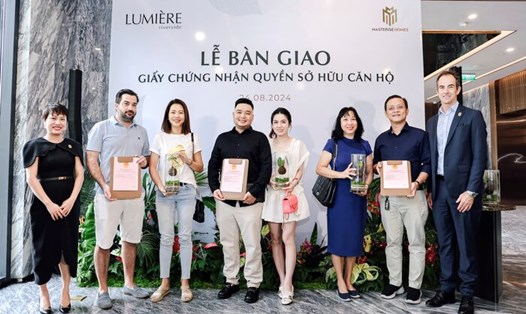 Chỉ sau 8 tháng bàn giao căn hộ, Masterise Homes chính thức trao sổ hồng đầu tiên cho cư dân LUMIÈRE riverside.