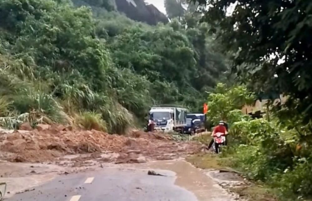 Serious landslides on National Highway 15C (section passing Trung Ly commune, Muong Lat district). Photo: Dang Hai