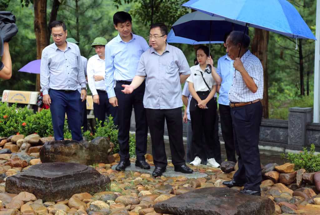 Ông Đặng Xuân Phương - Phó Bí thư Tỉnh ủy, Trưởng đoàn ĐBQH tỉnh Quảng Ninh - tìm hiểu các di chỉ khảo cổ tại Thái Miếu nhà Trần. Ảnh: Nguyễn Thanh (Cổng thông tin điện tử Quảng Ninh)