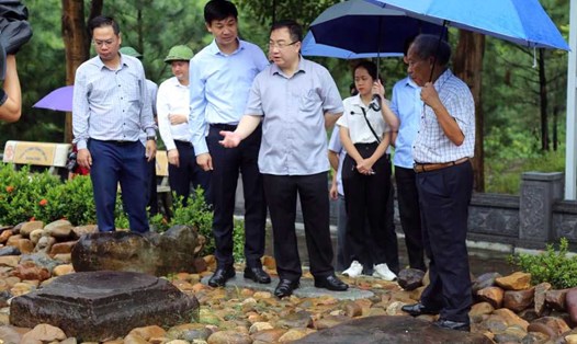 Ông Đặng Xuân Phương - Phó Bí thư Tỉnh ủy, Trưởng đoàn ĐBQH tỉnh Quảng Ninh - tìm hiểu các di chỉ khảo cổ tại Thái Miếu nhà Trần. Ảnh: Nguyễn Thanh (Cổng thông tin điện tử Quảng Ninh)