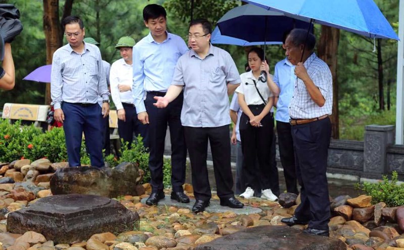 Ông Đặng Xuân Phương - Phó Bí thư Tỉnh ủy, Trưởng đoàn ĐBQH tỉnh Quảng Ninh - tìm hiểu các di chỉ khảo cổ tại Thái Miếu nhà Trần. Ảnh: Nguyễn Thanh (Cổng thông tin điện tử Quảng Ninh)
