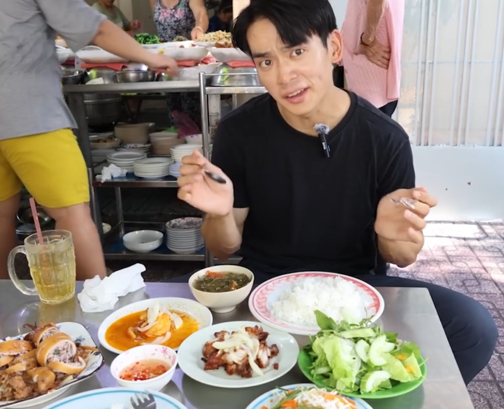 Jong Rak's lunch at one of the most expensive sidewalk restaurants in Ho Chi Minh City. Photo: Cut from clip