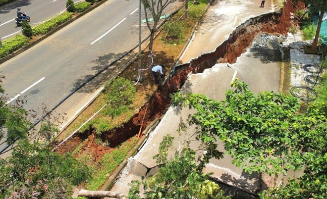 Hiện trường thời điểm xảy ra sụt lún. Ảnh: Bảo Lâm