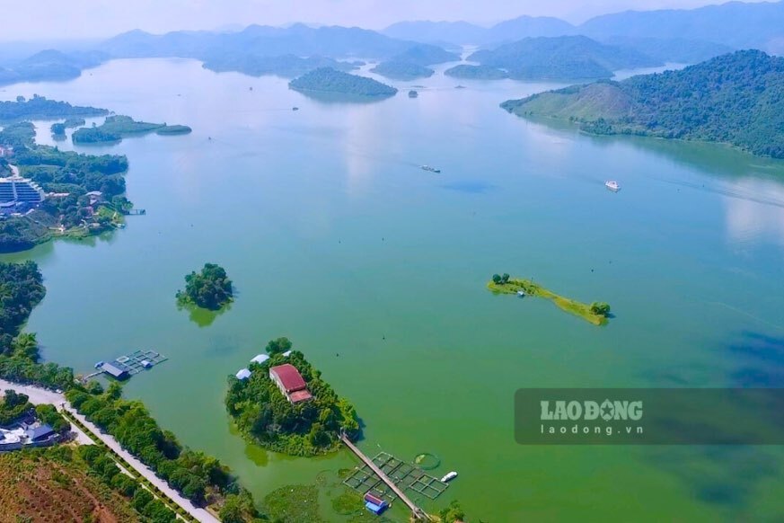 Phong cảnh hồ Núi Cốc nhìn từ trên cao. Ảnh: Nguyễn Hoàn