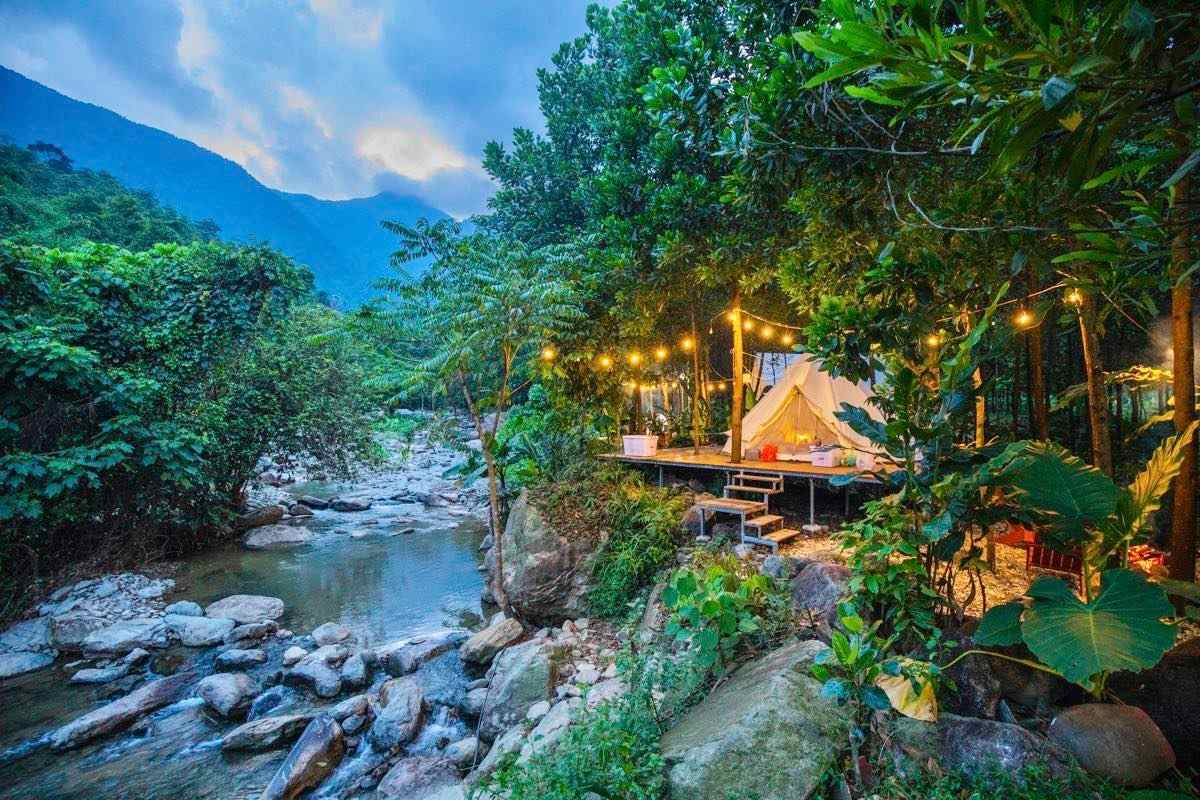 Một khu lều trại tiện nghi bên suối ở thị trấn Quân Chu. Ảnh: Mojen
