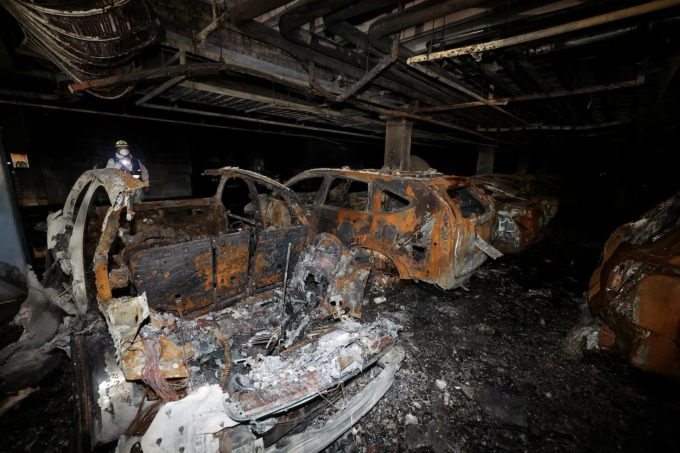 The cars were completely burned due to a Mercedes electric car fire on August 1, 2024 in an underground apartment parking lot in Incheon, South Korea. Photo: Reuters