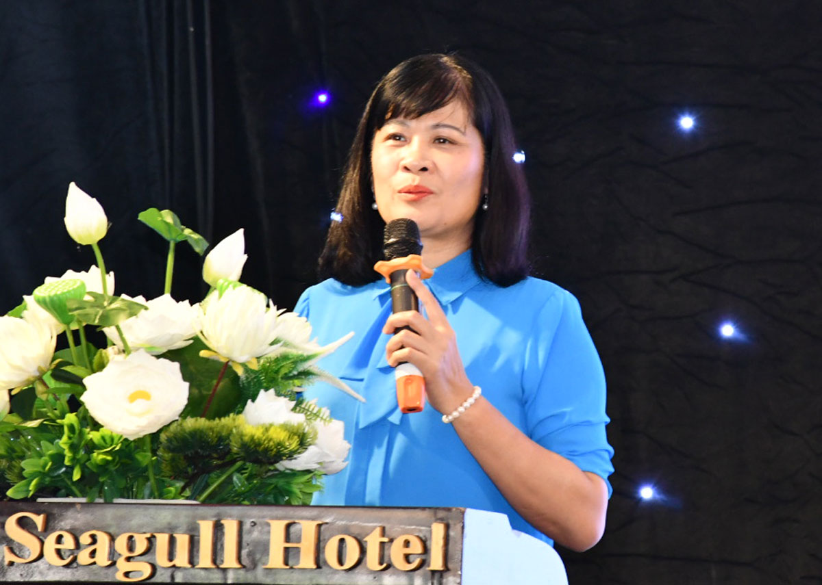 Member of the Presidium, Head of the Women's Committee of the Vietnam General Confederation of Labor Do Hong Van directed the conference. Photo: Xuan Nhan.