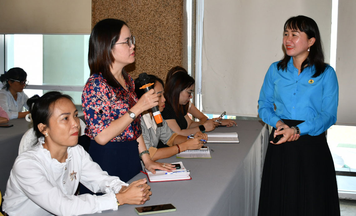 Rapporteur Tran Thu Phuong, Deputy Head of the Women's Union, in a situation of communicating with students. Photo: Xuan Nhan.