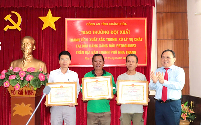 Phó Chủ tịch Thường trực UBND tỉnh Khánh Hoà Lê Hữu Hoàng trao bằng khen cho các cá nhân tham gia chữa cháy. Ảnh: Phương Linh