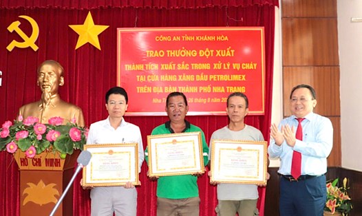 Phó Chủ tịch Thường trực UBND tỉnh Khánh Hoà Lê Hữu Hoàng trao bằng khen cho các cá nhân tham gia chữa cháy. Ảnh: Phương Linh