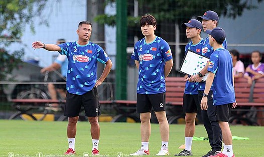 Ông Đinh Hồng Vinh (ngoài cùng bên trái) làm quyền huấn luyện viên trưởng U22 Việt Nam. Ảnh: VFF