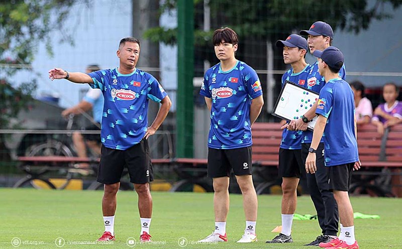 Ông Đinh Hồng Vinh (ngoài cùng bên trái) làm quyền huấn luyện viên trưởng U22 Việt Nam. Ảnh: VFF