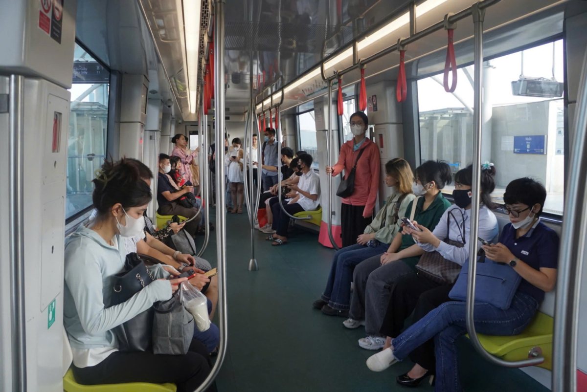 Metro Nhổn – ga Hà Nội vẫn thu hút hành khách. Ảnh: Công Hòa