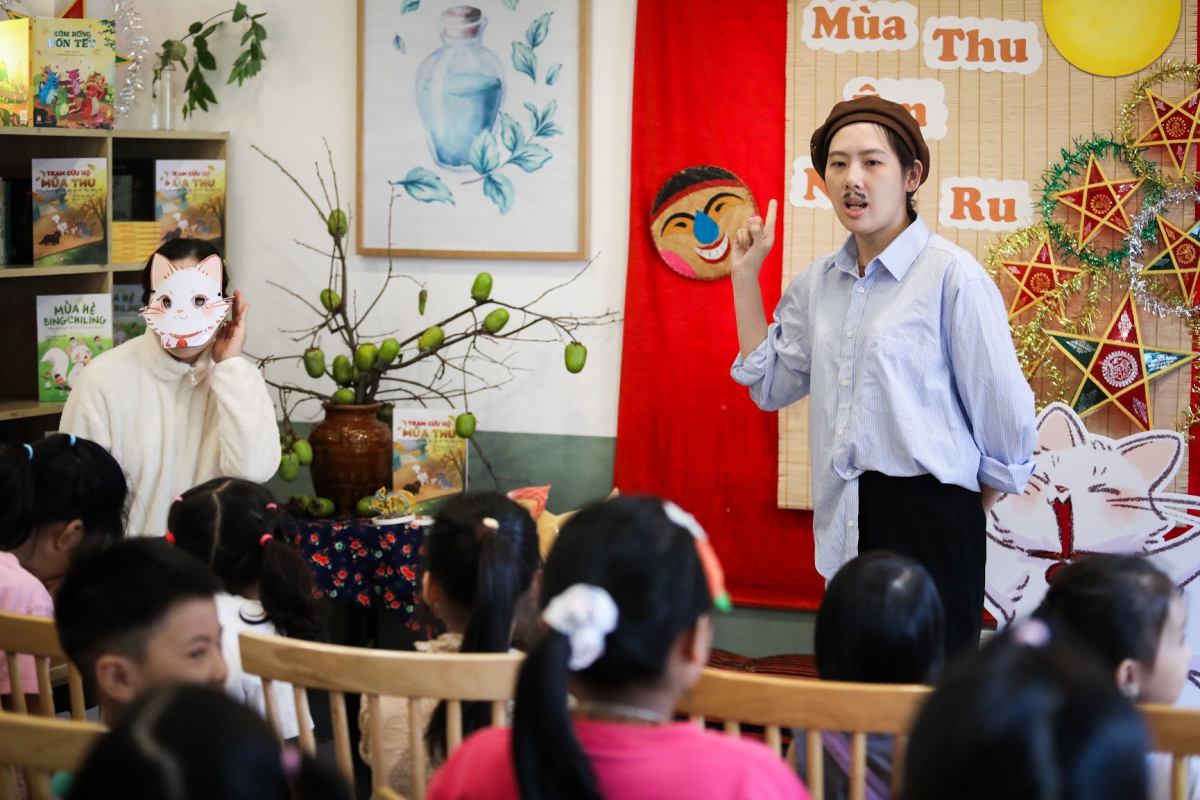 The children were excited to watch a short skit about the character Mia the cat. Photo: Minh Chien