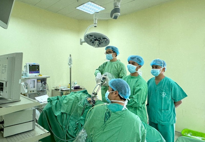 Ê-kíp Bác sĩ khoa ngoại tổng hợp - Bệnh viện 199 phẫu thuật nội soi sau phúc mạc lấy sỏi niệu quản cho cụ ông 85 tuổi