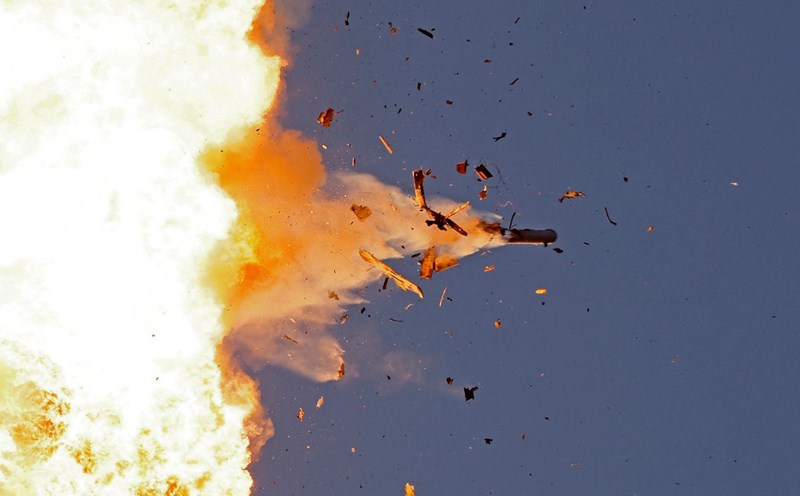 Một máy bay không người lái của Hezbollah bị lực lượng không quân Israel đánh chặn. Ảnh: AFP