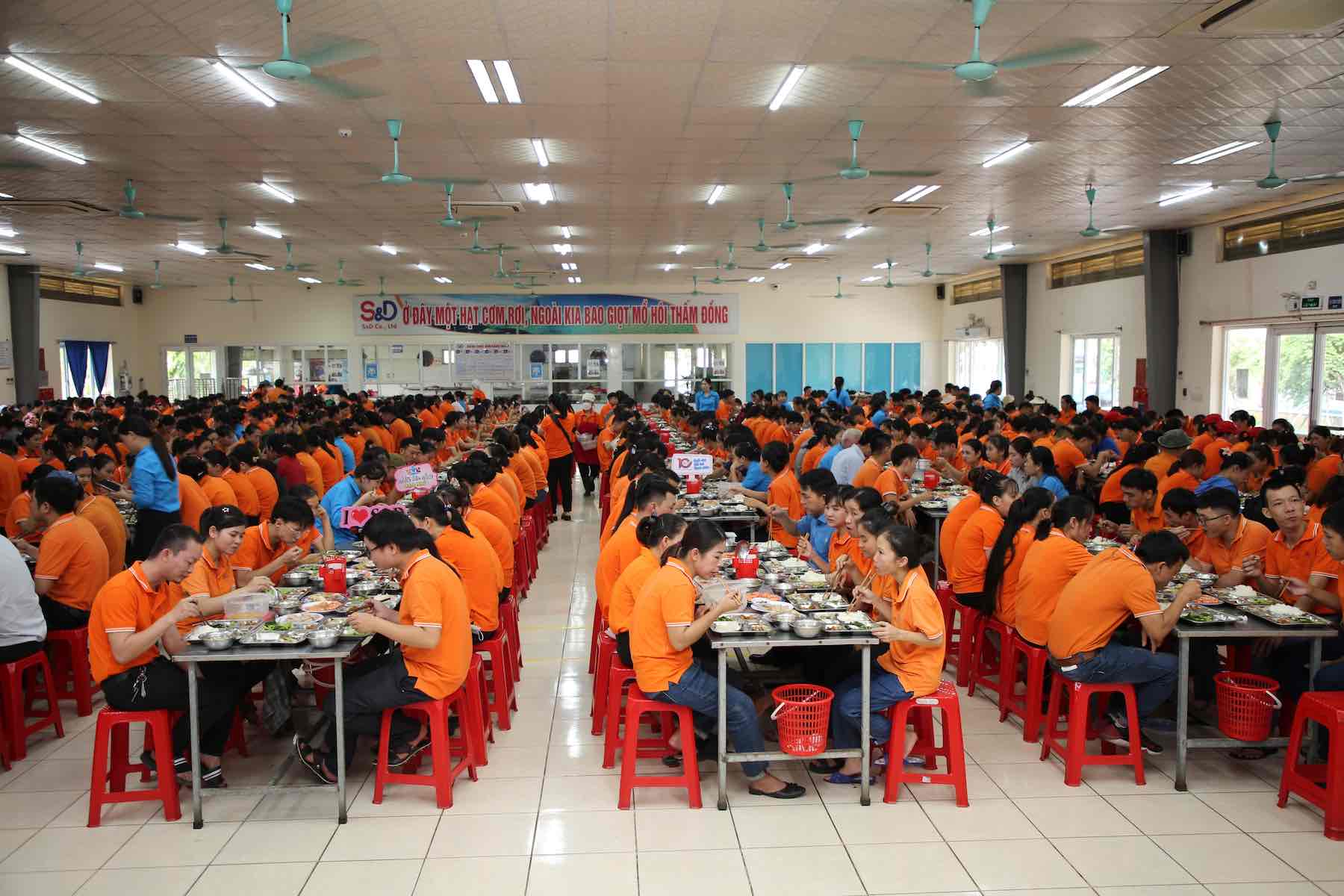 The union meal came to nearly 1,000 workers and laborers. Photo: Cong Sang