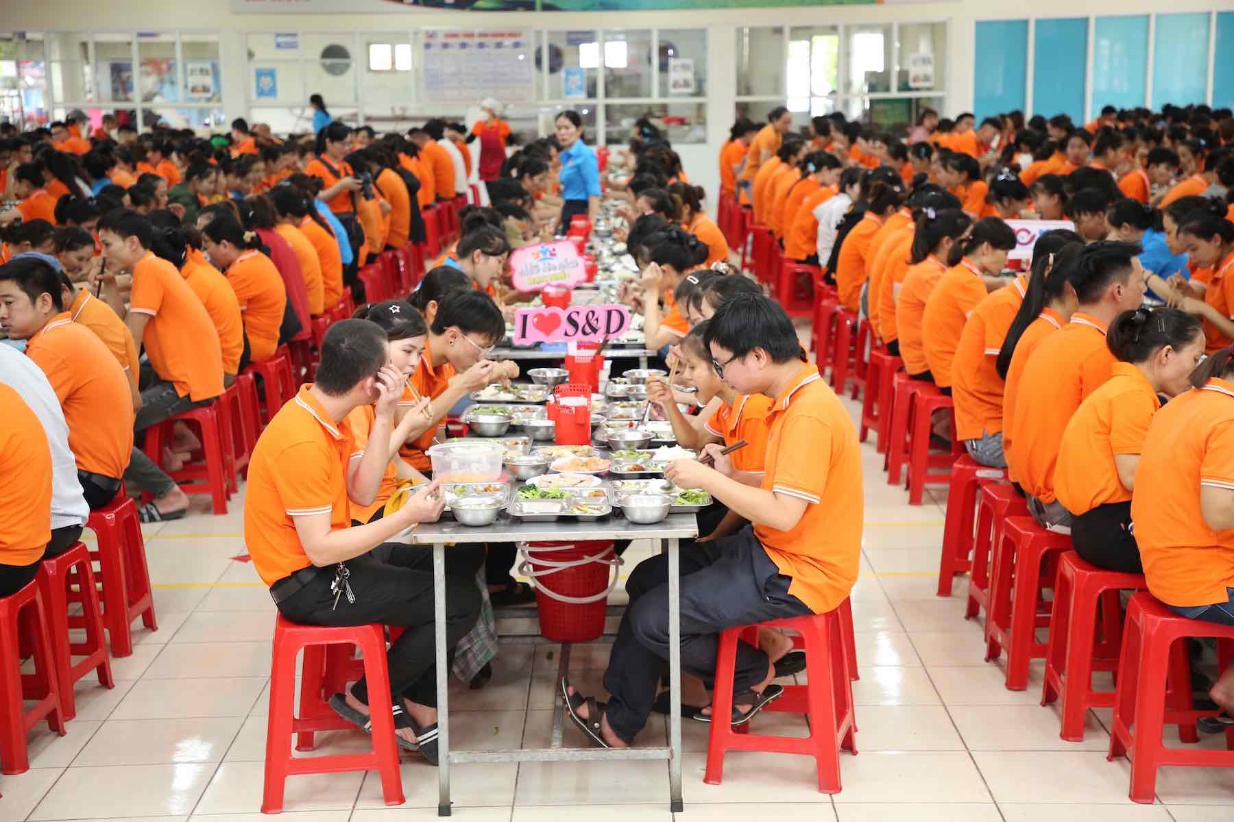 Union meals improve the value and quality of workers' shift meals. Photo: Cong Sang