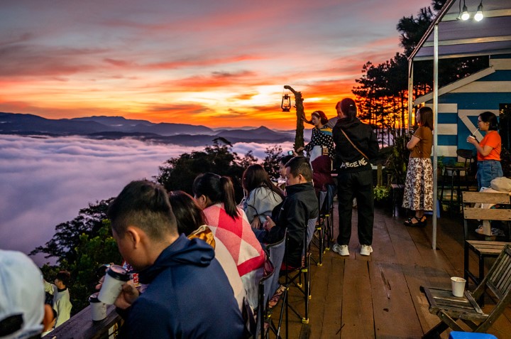 Cloud hunting is almost an indispensable activity when traveling to Da Lat. Photo: Lina