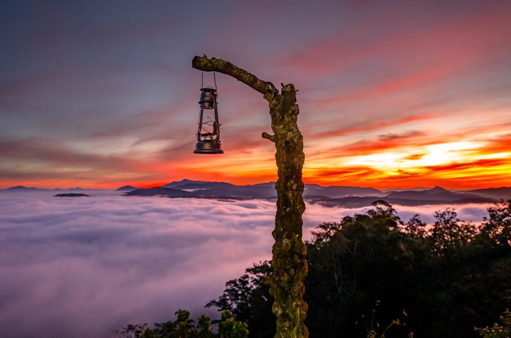 Khung cảnh bầu trời rực rỡ ở Đà Lạt. Ảnh: Lina