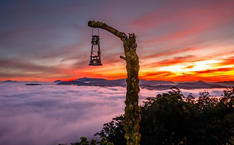 Khung cảnh bầu trời rực rỡ ở Đà Lạt. Ảnh: Lina