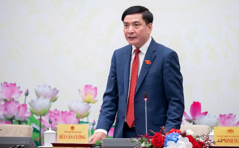 Tổng Thư ký Quốc hội, Chủ nhiệm Văn phòng Quốc hội Bùi Văn Cường chủ trì họp báo. Ảnh: Phạm Đông