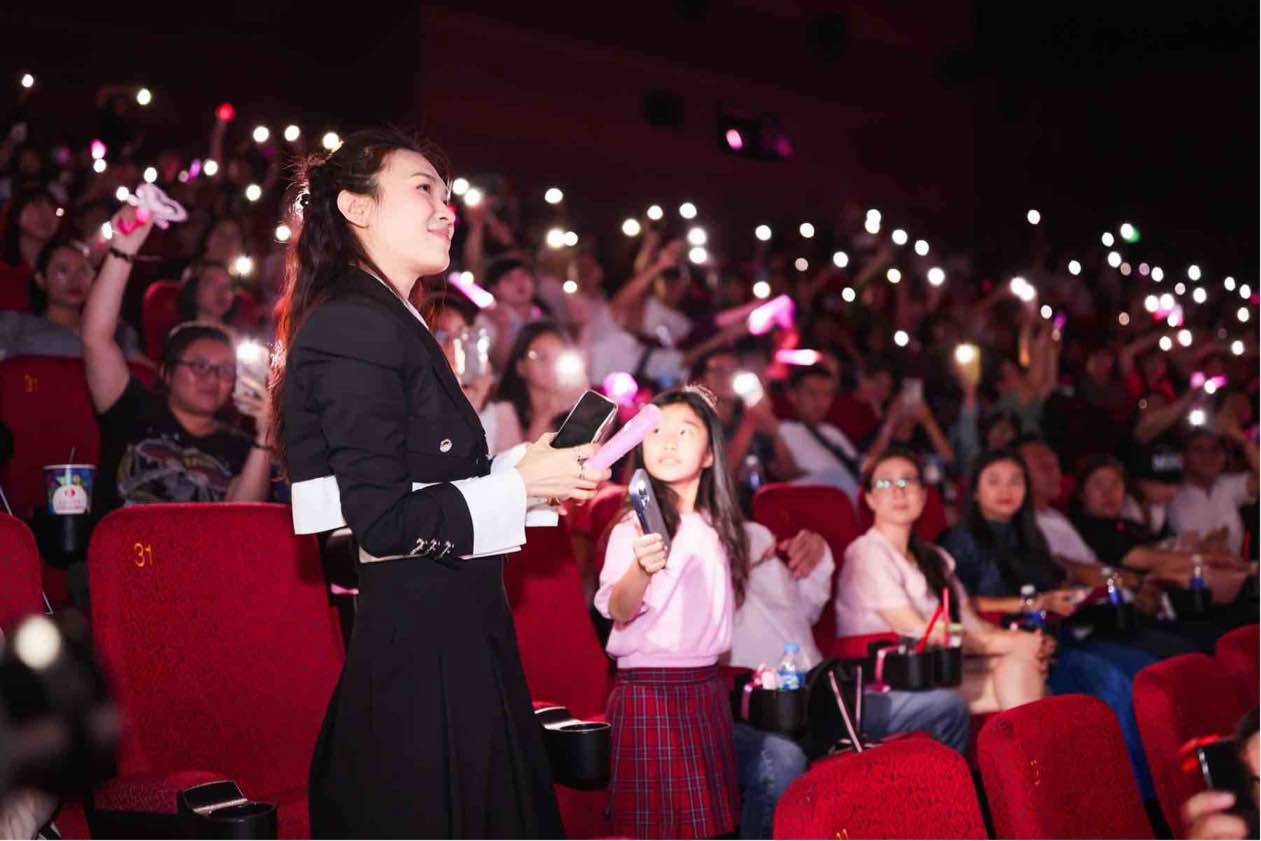 Buổi xem chung đĩa liveshow "Tri âm" của ca sĩ Mỹ Tâm. Ảnh: NVCC