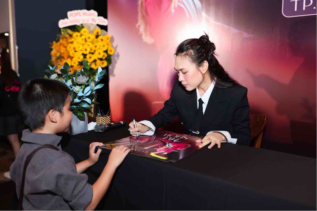 Singer My Tam signs autographs for fans. Photo: NVCC