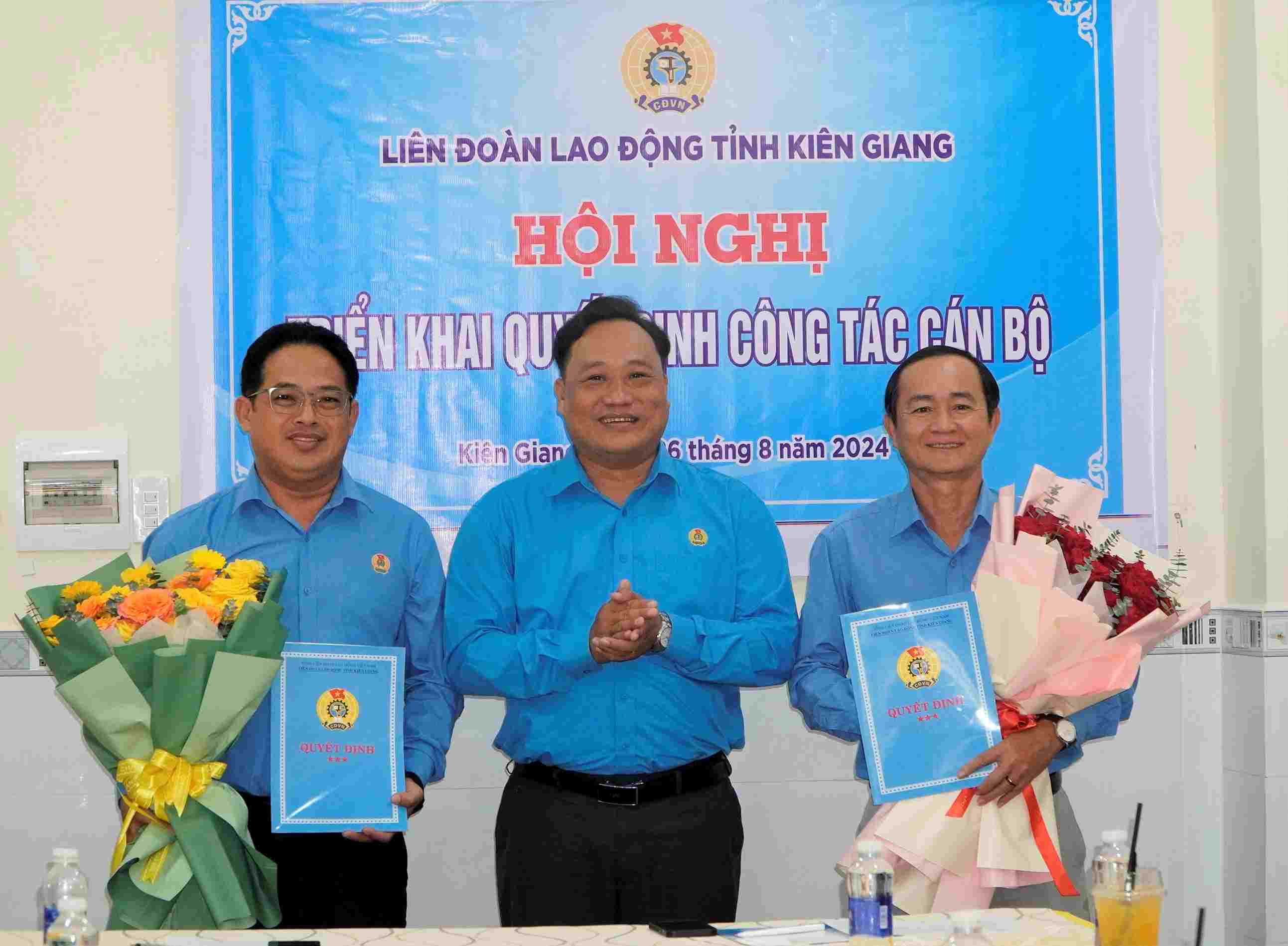 Phó Chủ tịch thường trực LĐLĐ tỉnh Kiên Giang Phạm Văn Đằng trao Quyết định cho tân Chủ tịch Công đoàn Viên chức (trái) và Trưởng Ban Tuyên giáo - Nữ công LĐLĐ tỉnh (phải). Ảnh: Nguyên Anh